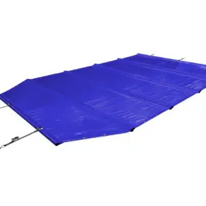 Eine sechseckige Poolplane bedeckt den rechteckigen blauen Pool auf einem Holzdeck, umgeben von üppigen grünen Rasenflächen und Bäumen unter einem teilweise bewölkten Himmel.