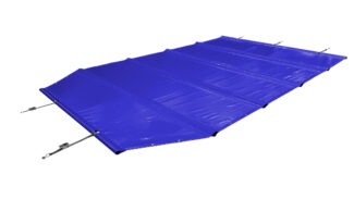 Eine sechseckige Poolplane bedeckt den rechteckigen blauen Pool auf einem Holzdeck, umgeben von üppigen grünen Rasenflächen und Bäumen unter einem teilweise bewölkten Himmel.