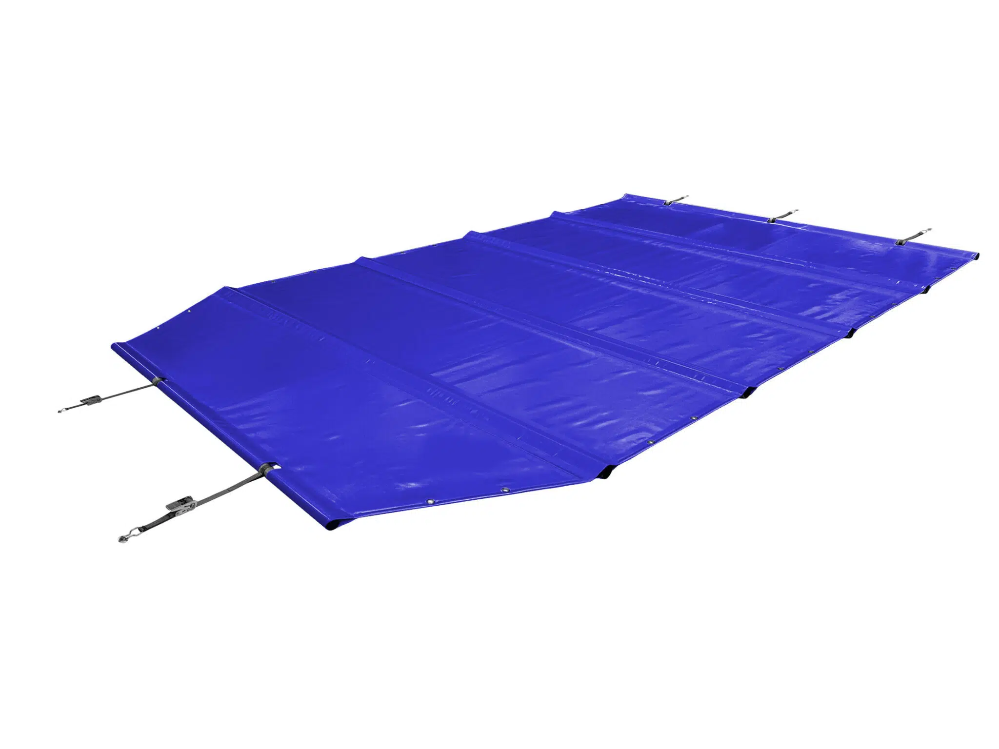 Eine sechseckige Poolplane bedeckt den rechteckigen blauen Pool auf einem Holzdeck, umgeben von üppigen grünen Rasenflächen und Bäumen unter einem teilweise bewölkten Himmel.