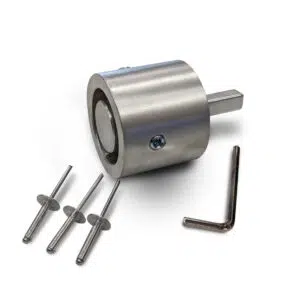 Zylindrischer Ersatz-Kurbeladapter aus Metall für 50mm Rohre, mit Vierkantverlängerung. Inklusive L-förmigem Inbusschlüssel und drei Nieten. Sichtbare Schraube und kreisrunder Innenbereich deuten auf industriellen Einsatz hin, alles auf weißem Hintergrund.