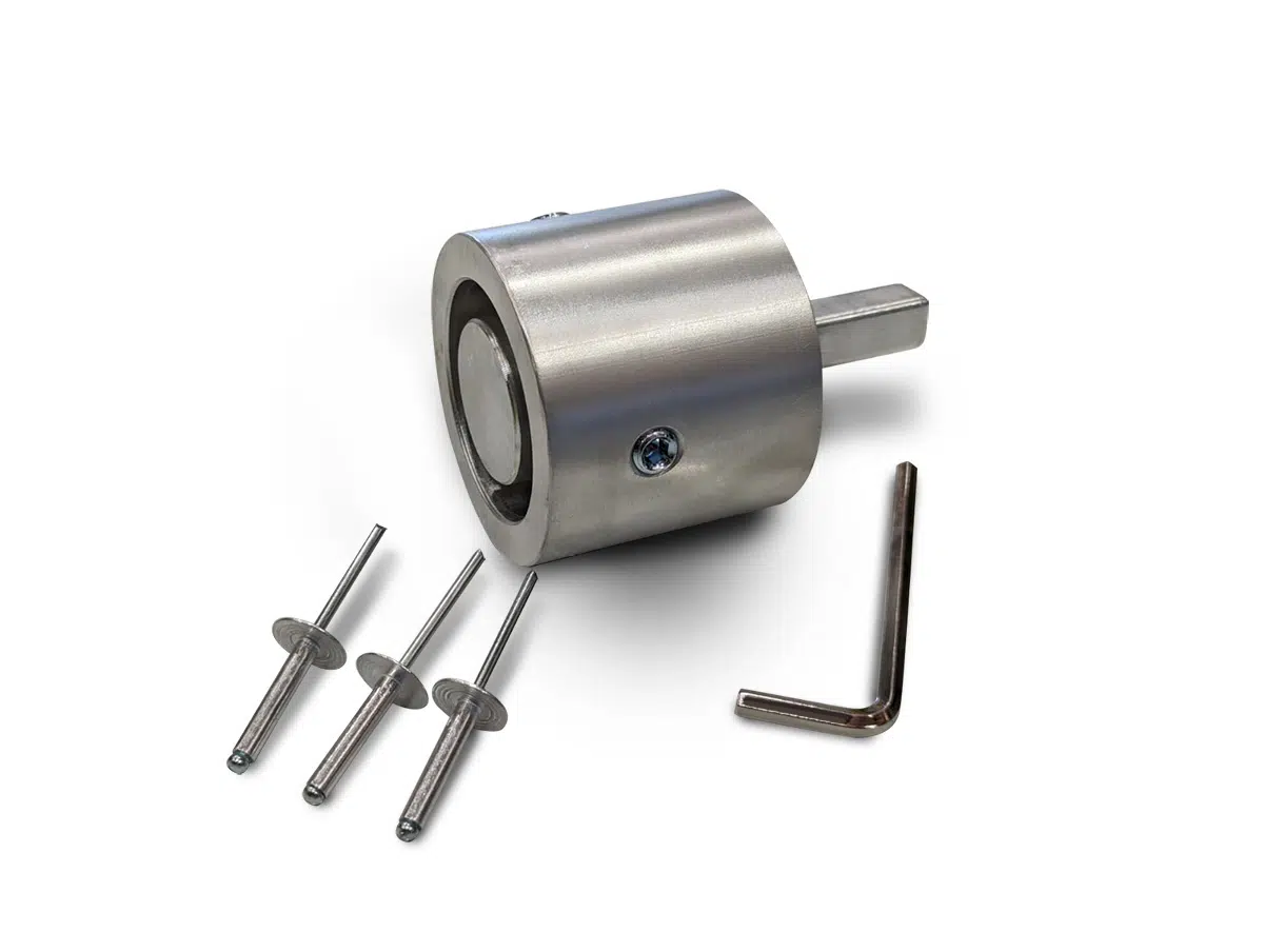 Zylindrischer Ersatz-Kurbeladapter aus Metall für 50mm Rohre, mit Vierkantverlängerung. Inklusive L-förmigem Inbusschlüssel und drei Nieten. Sichtbare Schraube und kreisrunder Innenbereich deuten auf industriellen Einsatz hin, alles auf weißem Hintergrund.