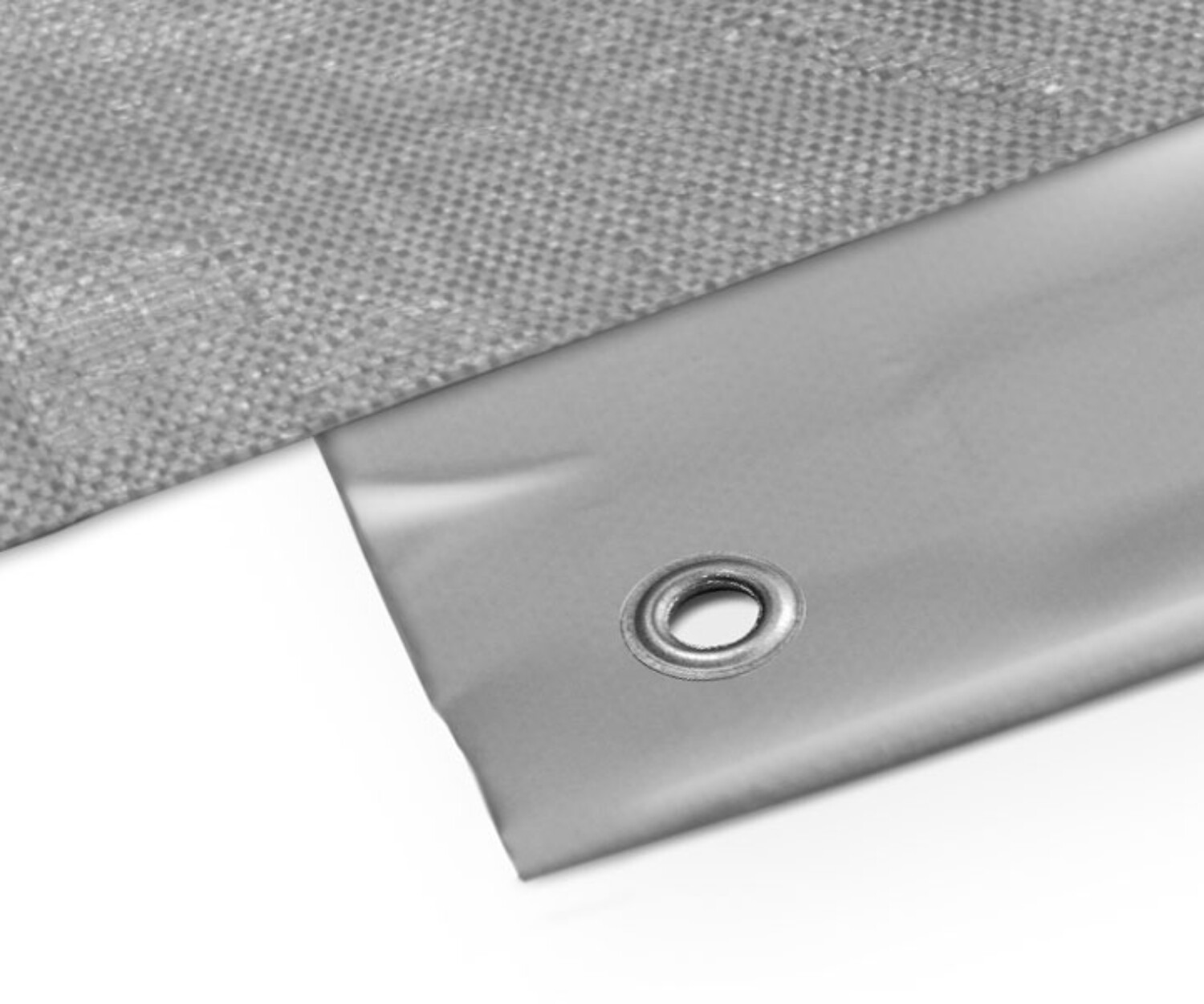 Nahaufnahme von zwei überlappenden grauen Planen mit Metallösen. Eine Plane hat eine strukturierte Oberfläche, während die andere eine glattere Oberfläche hat. Beide liegen auf einem weißen Hintergrund.