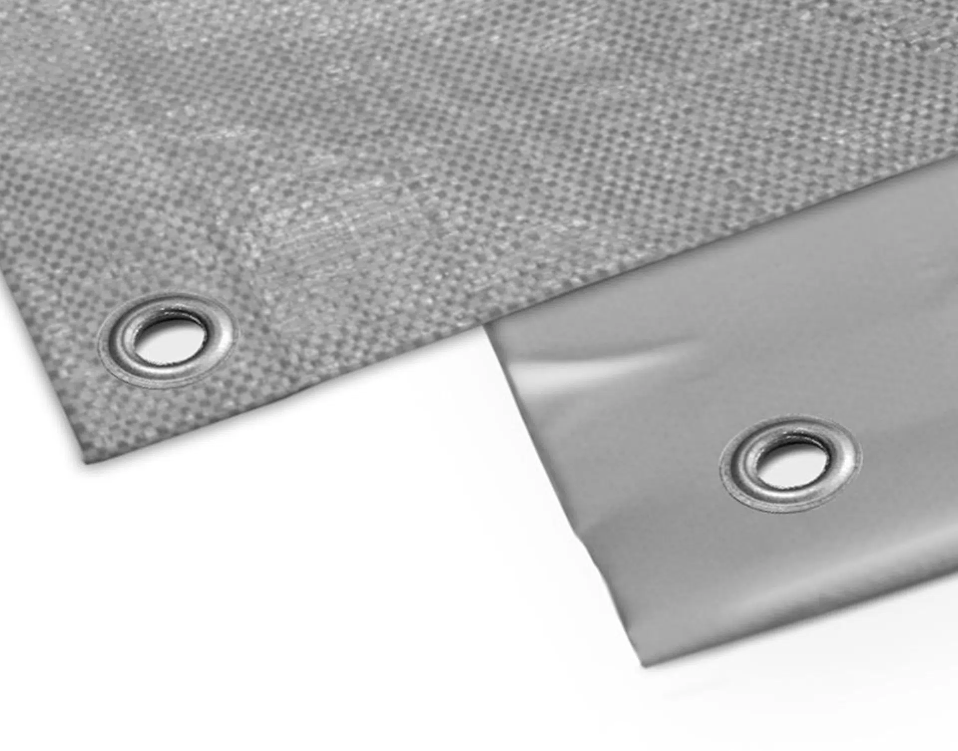 Nahaufnahme einer grauen Planenecke mit strukturierter Oberfläche. Zwei Metallösen sind sichtbar, eine an jeder Ecke, die zur sicheren Befestigung dienen. Die Plane steht vor einem schlichten weißen Hintergrund.