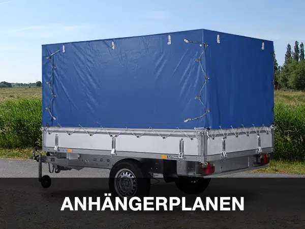 Ein Metallanhänger mit blauer Plane, der an einen LKW erinnert, steht am Rand einer Landstraße und ist mit Seilen und Haken gesichert. Unten ist der Text „ANHÄNGERPLANEN“ eingeblendet. Büsche und Bäume rahmen die Szene im Hintergrund ein.
