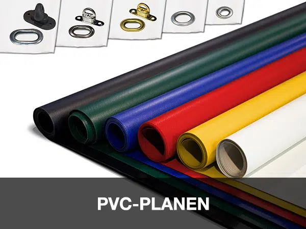Bunte LKW-Planenrollen aus PVC-Plane in Schwarz, Grün, Blau, Rot, Gelb, Weiß und Creme werden ausgestellt. Darüber sind diverse Metallösen und Verschlüsse auf weißem Stoff zu sehen. Der Text „PVC-PLANEN“ ist fett gedruckt.