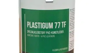 Ein 750-ml-Metallkanister mit der Aufschrift PVC-Kleber Plastigum77, Klebstoff für PU- und PVC-Leder, mit deutschem und englischem Text auf einem grün-weißen Etikett.