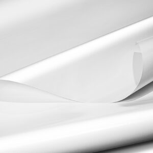 Nahaufnahme von übereinander geschichteten weißen, halbtransparenten Kunststofffolien. Die Folien haben eine glatte, glänzende Textur und überlappen sich, wodurch sanfte Falten und ein subtiles Spiel aus Licht und Schatten entstehen.