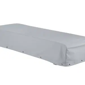 Die graue Liegenhaube (Teak Safe) ist über einem rechteckigen Terrassen-Couchtisch angebracht und verfügt über Säume und Ösen, um sie wirksam vor Witterungseinflüssen zu schützen.