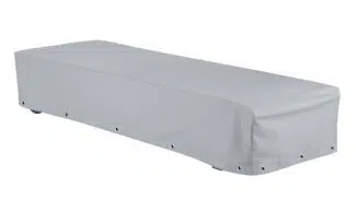 Die graue Liegenhaube (Teak Safe) ist über einem rechteckigen Terrassen-Couchtisch angebracht und verfügt über Säume und Ösen, um sie wirksam vor Witterungseinflüssen zu schützen.