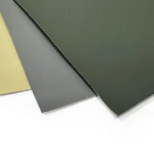 Der - MUSTER - Teak Safe zeigt drei übereinander geschichtete Papierbögen in Olivgrün, Grau und Beige, die leicht nach rechts aufgefächert sind.