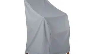 Die Sesselhaube (Teak Safe) in schlichtem Grau passt auf einen hohen Gartenstuhl und ist mit Metallösen an der Unterseite ausgestattet. Das glatte Design verbirgt subtil Details und legt die Stuhlbeine leicht frei.