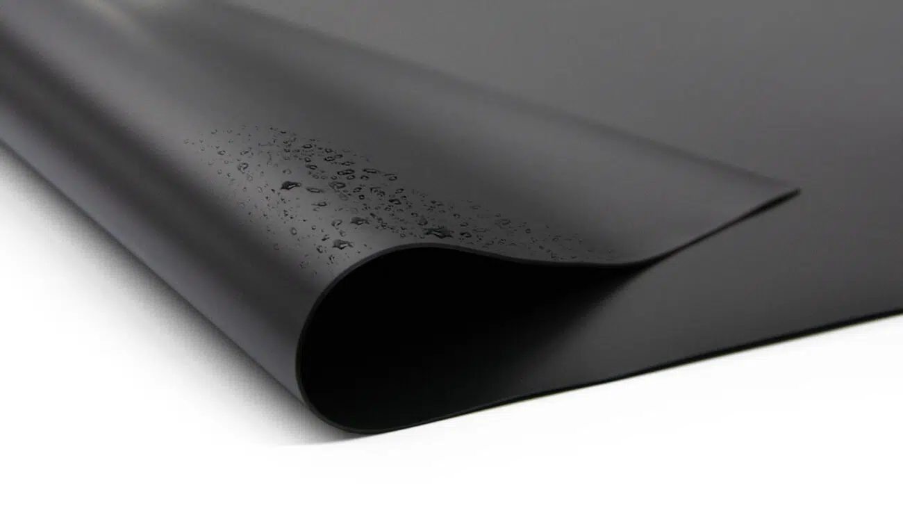 Teichfolie von der Seite mit Wassertropfen