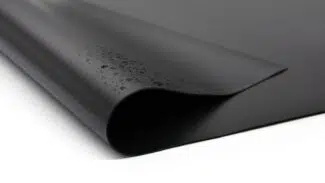 Teichfolie von der Seite mit Wassertropfen