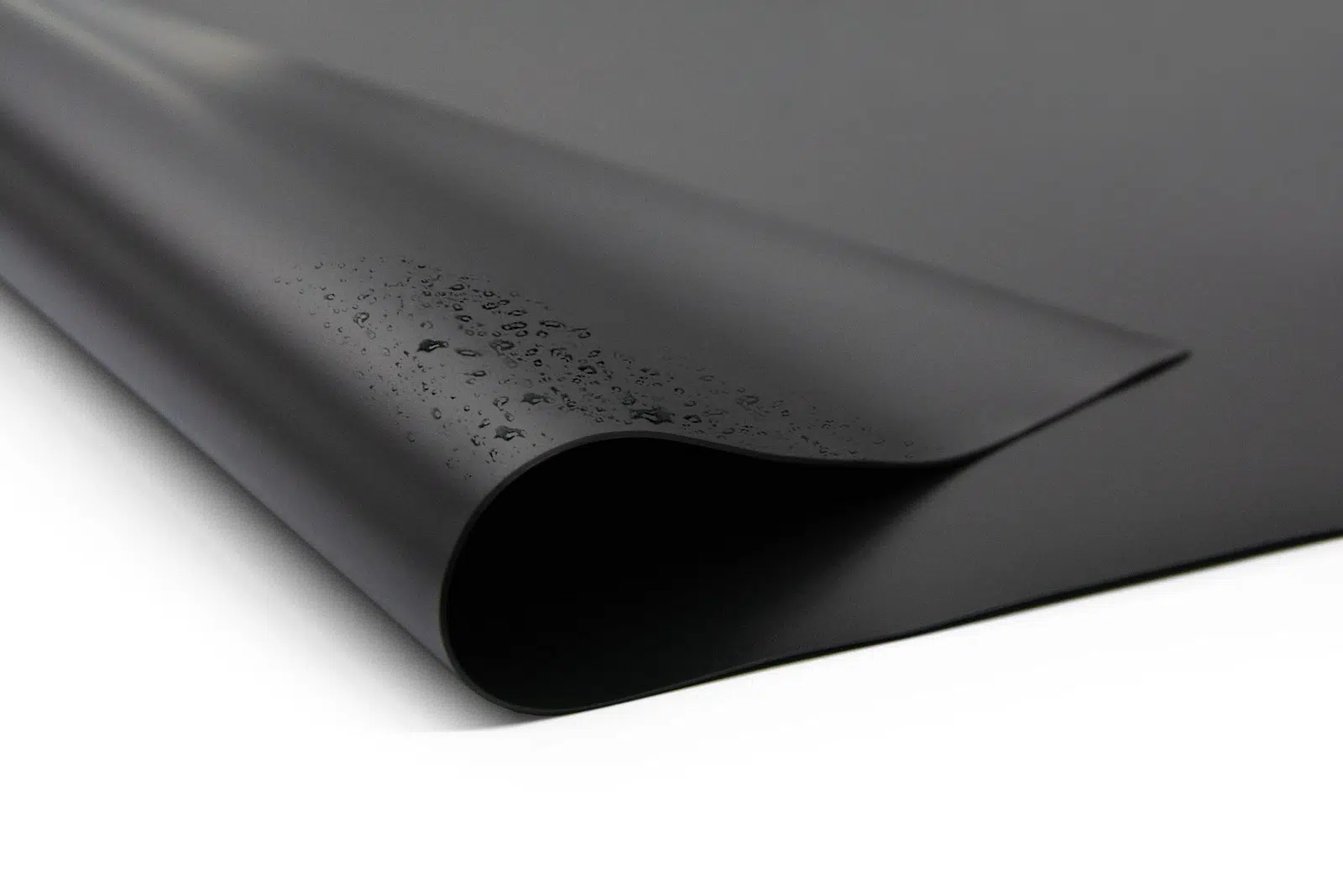 Teichfolie von der Seite mit Wassertropfen