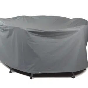 Eine große, graue, rechteckige Abdeckhaube deckt Gartenmöbel ab und zeigt ihre Umrisse. Diese robuste Abdeckung ist zum Schutz mit Ösen an der Unterseite befestigt.