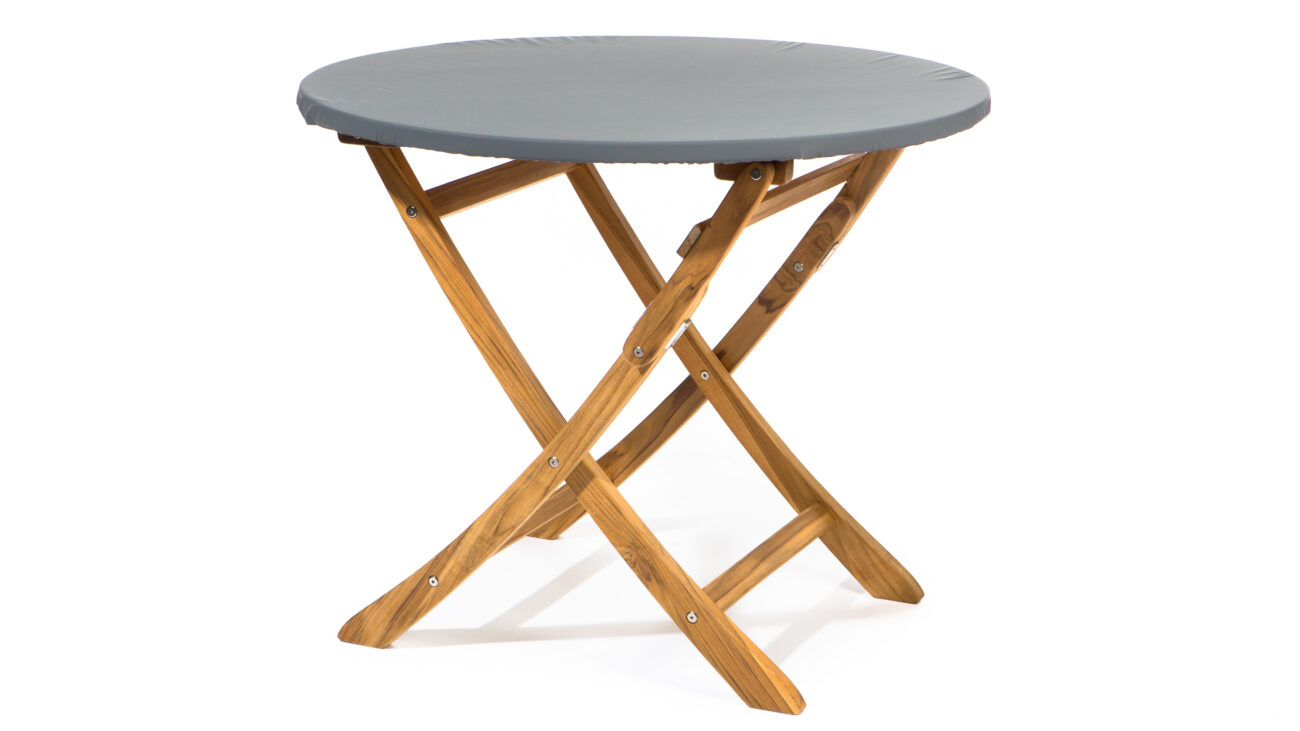 Ein kleiner, runder Klapptisch mit grauer Tischplatte und Holzbeinen. Die Beine bilden eine X-förmige Stütze und sorgen so für ein einfaches und tragbares Design. Der Tisch steht vor einem schlichten weißen Hintergrund.