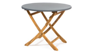 Ein kleiner, runder Klapptisch mit grauer Tischplatte und Holzbeinen. Die Beine bilden eine X-förmige Stütze und sorgen so für ein einfaches und tragbares Design. Der Tisch steht vor einem schlichten weißen Hintergrund.