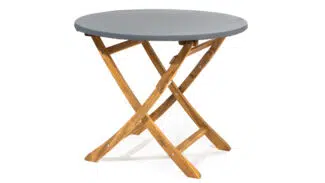 Ein kleiner, runder Klapptisch mit grauer Tischplatte und Holzbeinen. Die Beine bilden eine X-förmige Stütze und sorgen so für ein einfaches und tragbares Design. Der Tisch steht vor einem schlichten weißen Hintergrund.