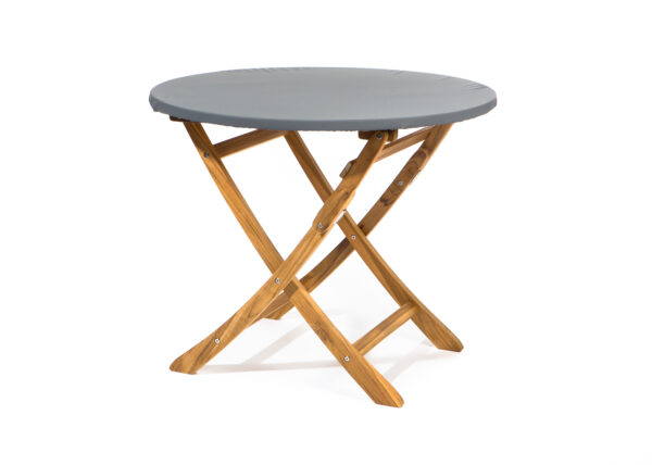 Ein kleiner, runder Klapptisch mit grauer Tischplatte und Holzbeinen. Die Beine bilden eine X-förmige Stütze und sorgen so für ein einfaches und tragbares Design. Der Tisch steht vor einem schlichten weißen Hintergrund.