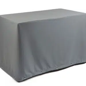 Eine Tischhaube eckig in grau (Teak Safe) deckt einen Tisch vor einem weißen Hintergrund ab. Die Ösen an der Unterseite sorgen für einen sicheren Sitz.