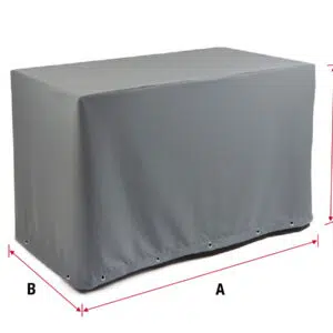 Eine Tischhaube eckig in grau (Teak Safe) deckt einen Tisch mit der Länge A, Breite B und Höhe C ab, die durch rote Pfeile gekennzeichnet sind, und Ösen an der Unterseite sorgen für einen sicheren Sitz.