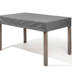 Das Bild zeigt einen rechteckigen Gartentisch mit einer grauen, wasserabweisenden Abdeckung. Die Abdeckung ist mit Ösen an den Ecken versehen. Der Tisch steht vor einem weißen Hintergrund.