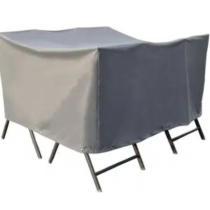 Ein Gartenmöbelset mit einer passenden grauen Schutzhülle. Die Abdeckung hat eine rechteckige Form und passt über Stühle und einen Tisch. An der Unterkante befinden sich Ösen zur Befestigung.