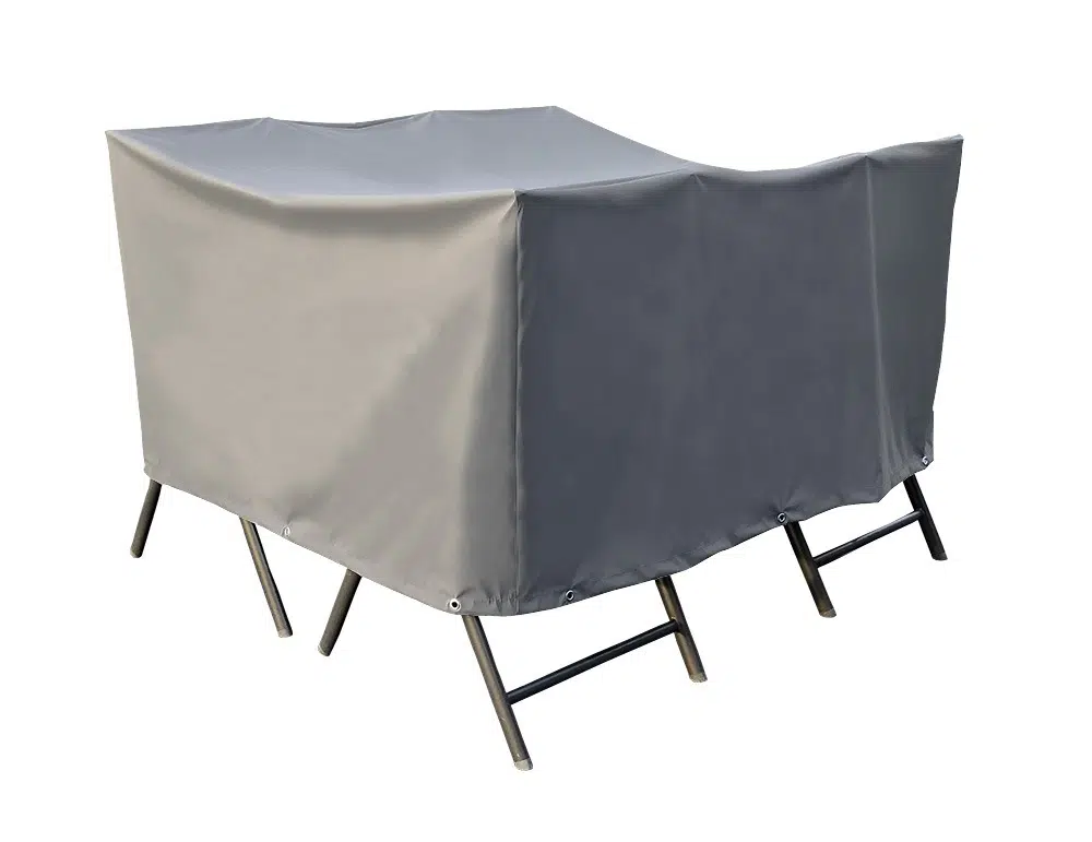 Ein Gartenmöbelset mit einer passenden grauen Schutzhülle. Die Abdeckung hat eine rechteckige Form und passt über Stühle und einen Tisch. An der Unterkante befinden sich Ösen zur Befestigung.