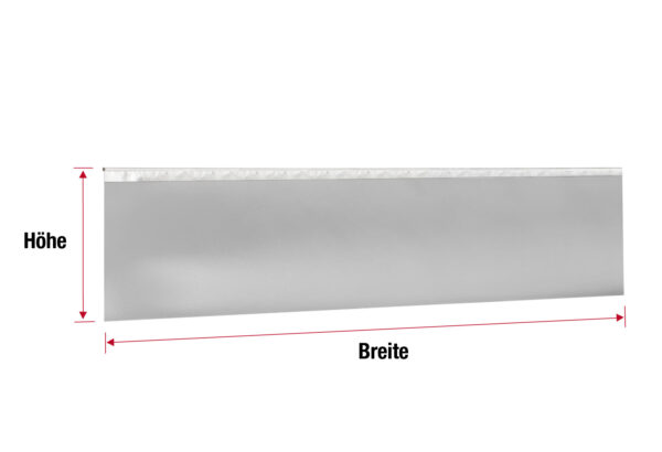 Dargestellt ist eine rechteckige, lichtgraue Schürze mit einer weißen Kederfahne am oberen Rand. Pfeile mit der Beschriftung „Höhe“ und „Breite“ zeigen vor weißem Hintergrund jeweils die Maße des Panels an.