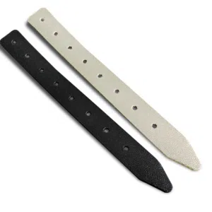 Auf weißem Untergrund liegen zwei Uhrenarmbänder nebeneinander, eines schwarz und eines weiß, beide mit strukturierter Oberfläche und mehreren Löchern zur Verstellung.