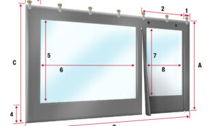 Diagramm von zwei großen, transparenten Vorhangpaneelen mit beschrifteten Maßangaben für Höhe, Breite, Kantendicke und Fensterabschnittsmaße, oben mit Ösen zum Aufhängen dargestellt.