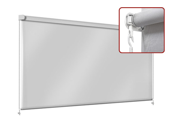 Ein weißes Senkrechtmarkisen-Rollo lässt sich vollständig ausfahren und verfügt über eine Metallstange an der Oberseite und kleine Halterungen in den unteren Ecken. Sein schlichter, minimalistischer Stil suggeriert ein modernes Design, das zu verschiedenen Fenstergrößen passt.