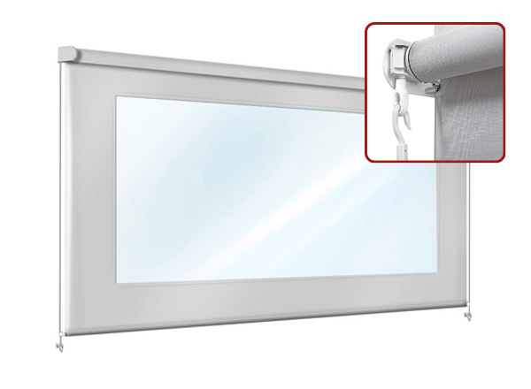Ein weißer Rollo, der Senkrechtmarkisen ähnelt, weist in der Mitte ein großes transparentes Fenster auf. An der Wand montiert hat es eine glatte, rechteckige Oberfläche mit zwei Kordeln, die an den unteren Seiten herabhängen.
