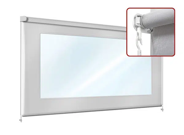 Ein weißer Rollo, der Senkrechtmarkisen ähnelt, weist in der Mitte ein großes transparentes Fenster auf. An der Wand montiert hat es eine glatte, rechteckige Oberfläche mit zwei Kordeln, die an den unteren Seiten herabhängen.