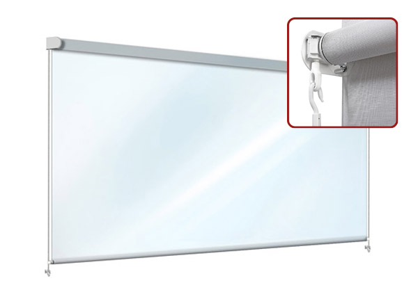 Abbildung eines transparenten Rollos, ähnlich einer Senkrechtmarkise, mit einem Metallgehäuse an der Oberseite. Die reflektierende Oberfläche verleiht einem schlichten Hintergrund einen eleganten, modernen Look.