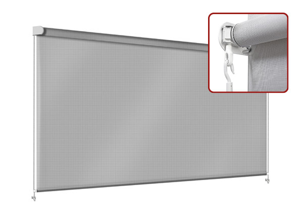 Ein graues Rollo mit minimalistischem Design, ähnlich wie Senkrechtmarkisen, teilweise ausgerollt. Es hat eine glatte, strukturierte Oberfläche und ist an einer weißen Wand montiert. Unten ist es leicht aufgerollt, um den Mechanismus freizugeben.