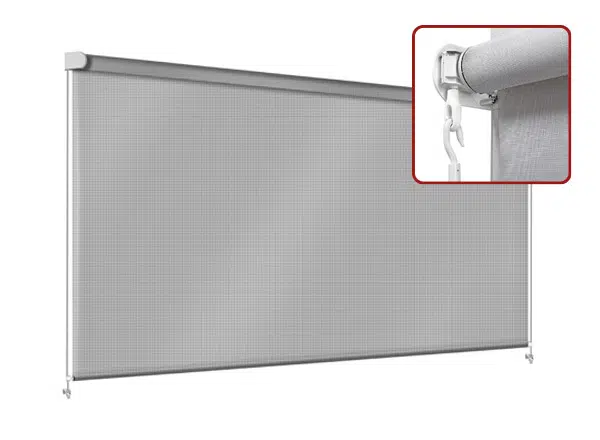 Ein graues Rollo mit minimalistischem Design, ähnlich wie Senkrechtmarkisen, teilweise ausgerollt. Es hat eine glatte, strukturierte Oberfläche und ist an einer weißen Wand montiert. Unten ist es leicht aufgerollt, um den Mechanismus freizugeben.