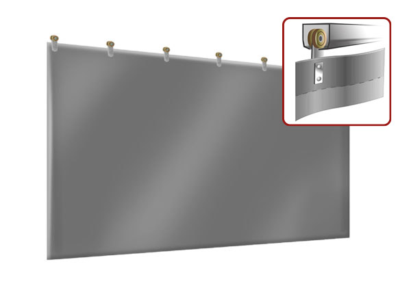 Ein grauer Industrievorhang, perfekt als Terrassenplanen, hängt an Haken mit einer Nahaufnahme des glatten Roll- und Schienensystems.