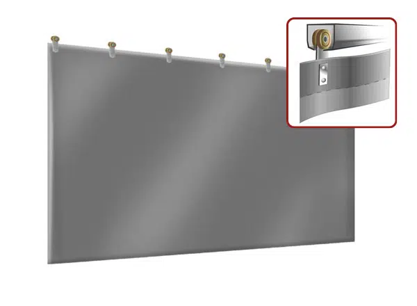 Ein grauer Industrievorhang, perfekt als Terrassenplanen, hängt an Haken mit einer Nahaufnahme des glatten Roll- und Schienensystems.