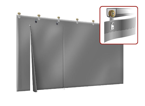 Grauer Industrievorhang mit vertikalem Schlitz, der von an der Decke montierten Rollen herabhängt. Inset zeigt eine Nahaufnahme des Befestigungsmechanismus der Terrassenplanen-Rollenschiene.