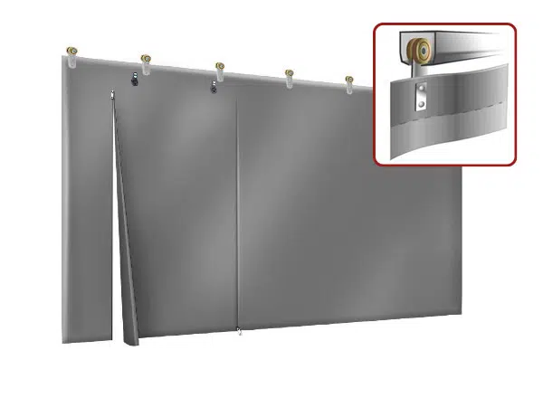 Grauer Industrievorhang mit vertikalem Schlitz, der von an der Decke montierten Rollen herabhängt. Inset zeigt eine Nahaufnahme des Befestigungsmechanismus der Terrassenplanen-Rollenschiene.