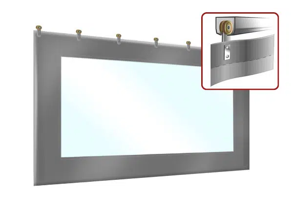 Ein grauer industrieller Streifenvorhang mit einer transparenten Mitte, ideal für die Verwendung mit Terrassenplanen, auf Haken montiert. Der Ausschnitt zeigt eine Nahaufnahme der gebogenen oberen Schiene und der Befestigungselemente.