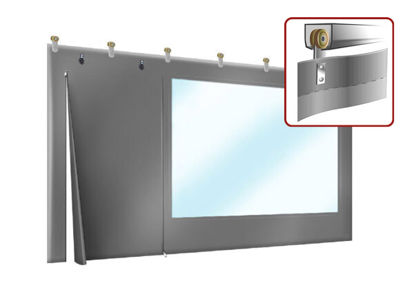 Grauer Industrievorhang mit einer durchsichtigen Fensterscheibe, aufgehängt an Rollen auf einer Schiene - ähnlich wie bei Terrassenplanen. Ein Einschub zeigt eine Nahaufnahme des Details der Rollen- und Schienenbefestigung.