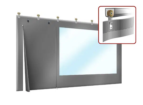 Grauer Industrievorhang mit einer durchsichtigen Fensterscheibe, aufgehängt an Rollen auf einer Schiene - ähnlich wie bei Terrassenplanen. Ein Einschub zeigt eine Nahaufnahme des Details der Rollen- und Schienenbefestigung.