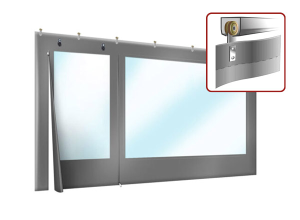 Abbildung von zwei großen grau gerahmten Fenstern mit Terrassenplanen aus flexiblem Kunststoff; in der Mitte eine Nahaufnahme eines Schiebemechanismus mit einer Rolle.