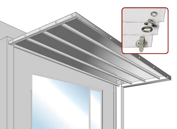 Abbildung einer modernen, schrägen Metallmarkise, die über einem Fenster an einer Gebäudefassade angebracht ist. Das elegante Design, das an Terrassenplanen erinnert, verfügt über drei horizontale Balken für Schatten und Schutz, die einen hellblauen Himmel reflektieren.