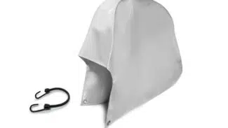 Eine graue Schutzhülle mit einer spitzen Haubenform, die neben einem schwarzen elastischen Bungee-Seil mit Haken an beiden Enden angebracht ist.