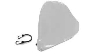 Eine graue, dreieckige Schutzhülle mit einem Bungee-Seil daneben auf weißem Hintergrund.