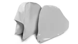 Zwei silberne oder graue Schutzhüllen mit glatter, glänzender Oberfläche, aufrecht stehend auf weißem Hintergrund.