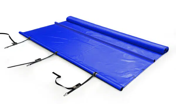 Eine blaue, aufgerollte Trage mit schwarzen Gurten und Schnallen, die zum Tragen oder Transportieren von Personen bestimmt ist, auf weißem Hintergrund.